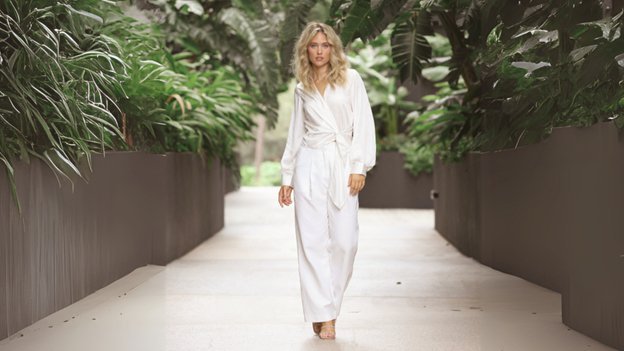 Achieve Effortless Elegance with These 9 Feminine Fashion Essentials - Modistas | Premium Lotus Silk Dress